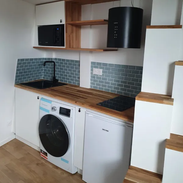 Rénovation d'un studio avec annexion de surface dans les combles